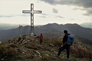 41 Alla croce di vetta della Cornagera incontriamo Fausto